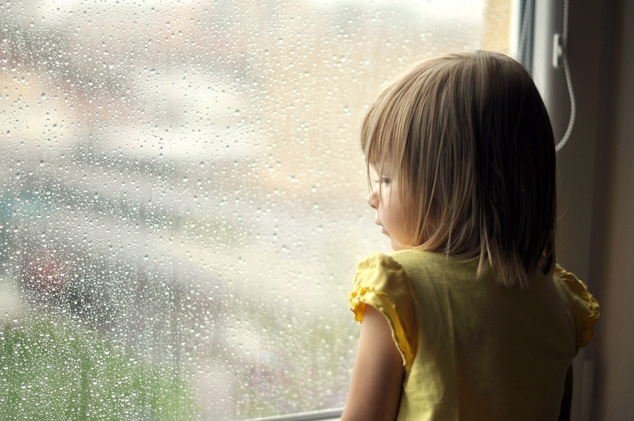 маленькая девочка возле окна