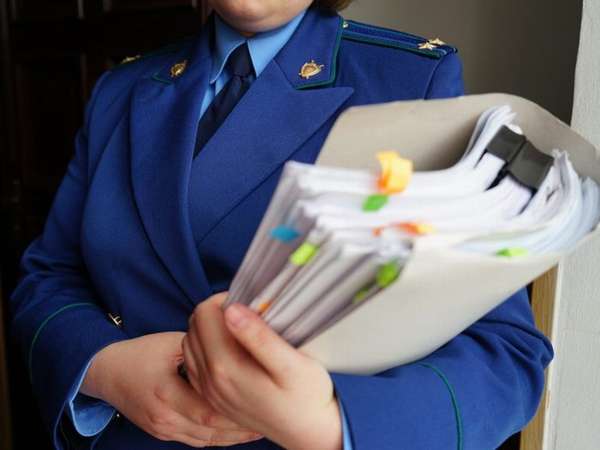 женщина прокурор с папкой документов в руках
