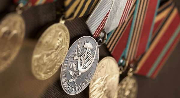 разные медали ветерана труда на ленточках