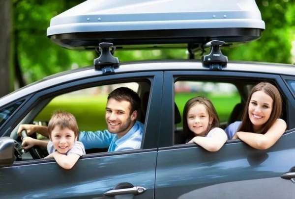 семья с двумя детьми в автомобиле