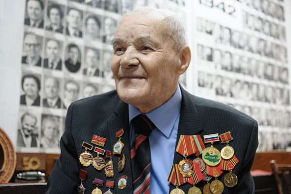 пожилой мужчина в пиджаке с разными медалями