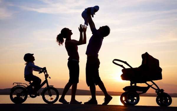 родители подкидывают малыша, ребенок на велосипеде, коляска