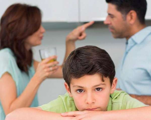 мальчик и ссора родителей на фоне